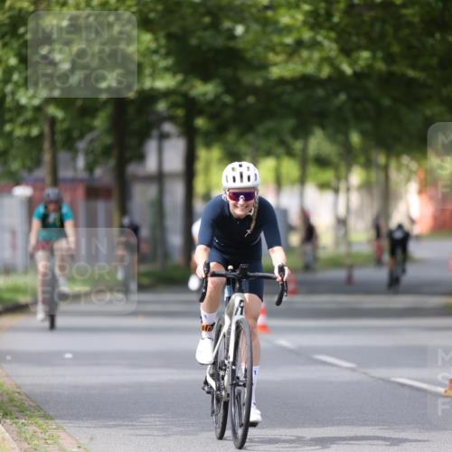 10.08.2025 - GEWOBA Citytriathlon Bremen Yannick Fuchs http://msf.ph/oto/8541345 10.08.2025 12:45:26 Radfahren 633, 676, 712, 724, 828, 851, 930, 939, 946, 1022 meine-sportfotos.de