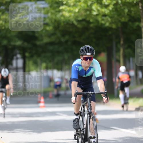 10.08.2025 - GEWOBA Citytriathlon Bremen Yannick Fuchs http://msf.ph/oto/8541600 10.08.2025 12:45:54 Radfahren 574, 651, 674, 685, 697, 748, 771, 812, 898, 928, 929 meine-sportfotos.de