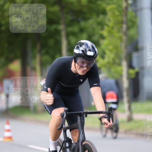 10.08.2025 - GEWOBA Citytriathlon Bremen Yannick Fuchs http://msf.ph/oto/8541821 10.08.2025 12:46:49 Radfahren 576, 605, 760, 799, 823, 903, 918, 962, 968, 1007, 1020 meine-sportfotos.de