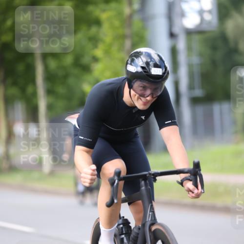 10.08.2025 - GEWOBA Citytriathlon Bremen Yannick Fuchs http://msf.ph/oto/8541825 10.08.2025 12:46:49 Radfahren 576, 605, 760, 799, 823, 903, 918, 962, 968, 1007, 1020 meine-sportfotos.de