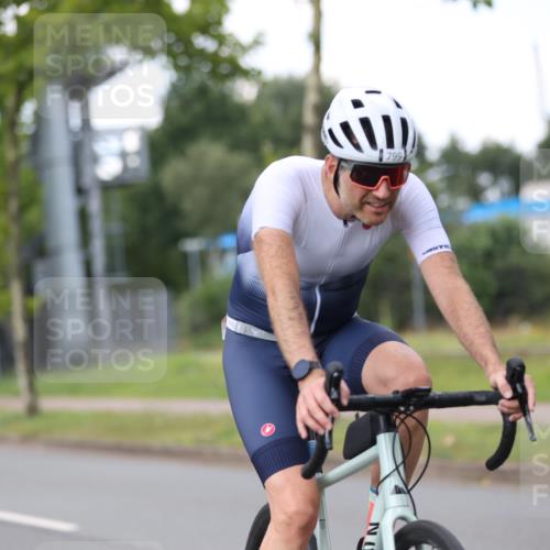 10.08.2025 - GEWOBA Citytriathlon Bremen Yannick Fuchs http://msf.ph/oto/8541847 10.08.2025 12:46:51 Radfahren 576, 583, 605, 760, 799, 823, 918, 968, 1007, 1020 meine-sportfotos.de