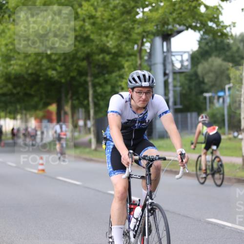 10.08.2025 - GEWOBA Citytriathlon Bremen Yannick Fuchs http://msf.ph/oto/8541902 10.08.2025 12:47:03 Radfahren 583, 622, 640, 659, 675, 733, 751, 760, 769, 799, 823, 875, 960, 968, 1013 meine-sportfotos.de