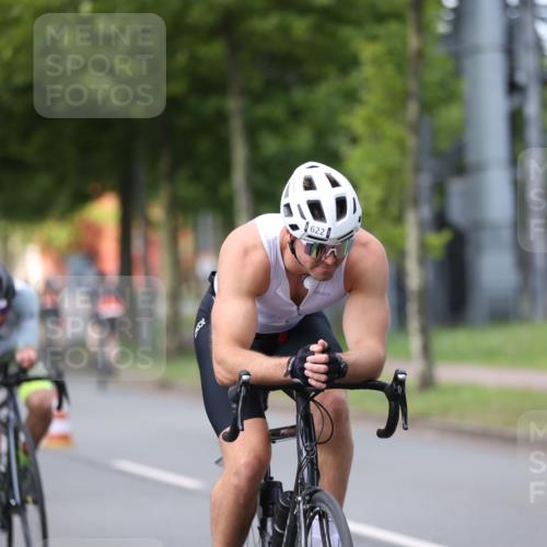 10.08.2025 - GEWOBA Citytriathlon Bremen Yannick Fuchs http://msf.ph/oto/8541930 10.08.2025 12:47:08 Radfahren 573, 583, 622, 640, 659, 675, 733, 751, 760, 769, 792, 875, 960, 968, 981, 1013 meine-sportfotos.de