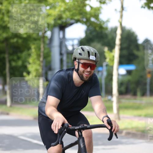 10.08.2025 - GEWOBA Citytriathlon Bremen Yannick Fuchs http://msf.ph/oto/8542188 10.08.2025 12:47:40 Radfahren 566, 587, 590, 654, 745, 753, 801, 884, 916, 943, 951 meine-sportfotos.de