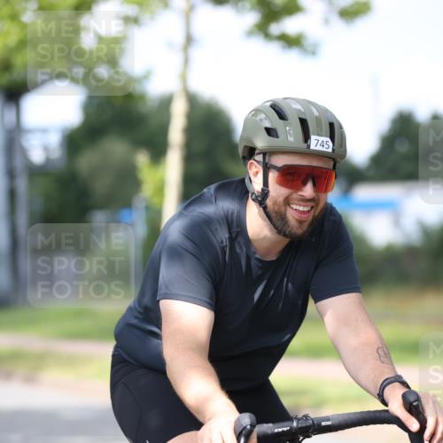 10.08.2025 - GEWOBA Citytriathlon Bremen Yannick Fuchs http://msf.ph/oto/8542191 10.08.2025 12:47:40 Radfahren 566, 587, 590, 654, 745, 753, 801, 884, 916, 943, 951 meine-sportfotos.de