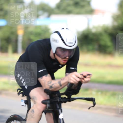 10.08.2025 - GEWOBA Citytriathlon Bremen Yannick Fuchs http://msf.ph/oto/8542404 10.08.2025 10:40:38 Radfahren 23, 39, 65, 67, 125, 141, 229, 368, 505 meine-sportfotos.de