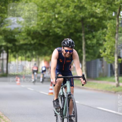 10.08.2025 - GEWOBA Citytriathlon Bremen Yannick Fuchs http://msf.ph/oto/8542469 10.08.2025 12:48:15 Radfahren 656, 699, 927 meine-sportfotos.de