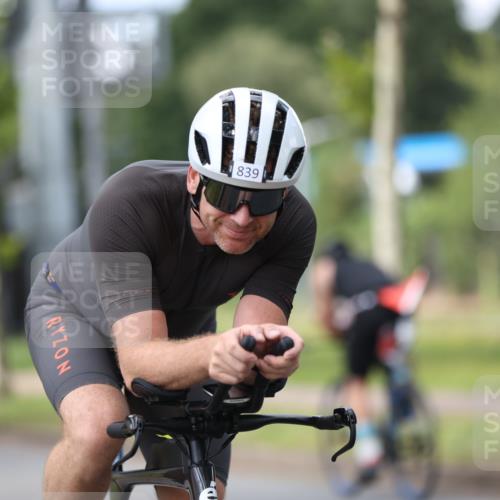 10.08.2025 - GEWOBA Citytriathlon Bremen Yannick Fuchs http://msf.ph/oto/8542493 10.08.2025 12:48:29 Radfahren 564, 630, 839, 876, 1026 meine-sportfotos.de
