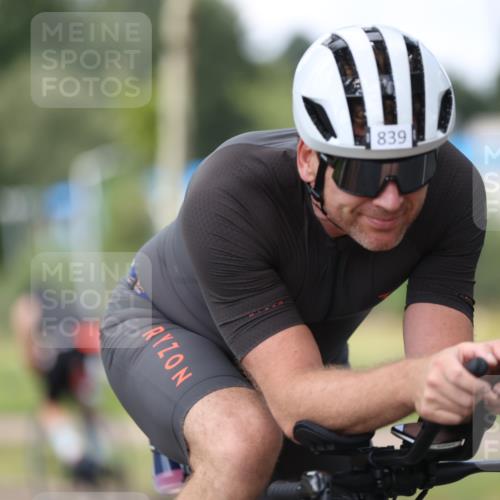 10.08.2025 - GEWOBA Citytriathlon Bremen Yannick Fuchs http://msf.ph/oto/8542496 10.08.2025 12:48:29 Radfahren 564, 630, 839, 876, 1026 meine-sportfotos.de