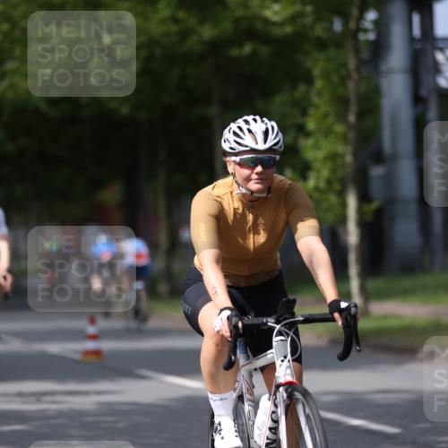 10.08.2025 - GEWOBA Citytriathlon Bremen Yannick Fuchs http://msf.ph/oto/8543043 10.08.2025 12:49:47 Radfahren 552, 637, 648, 666, 688, 689, 692, 715, 741, 856, 873, 922 meine-sportfotos.de