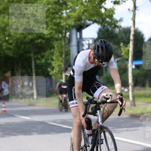 10.08.2025 - GEWOBA Citytriathlon Bremen Yannick Fuchs http://msf.ph/oto/8543065 10.08.2025 12:49:48 Radfahren 552, 637, 648, 666, 688, 689, 692, 715, 741, 856, 873, 922, 959 meine-sportfotos.de