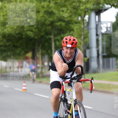 10.08.2025 - GEWOBA Citytriathlon Bremen Yannick Fuchs http://msf.ph/oto/8543200 10.08.2025 12:50:07 Radfahren 643, 722, 741, 752, 838, 852, 935, 959 meine-sportfotos.de
