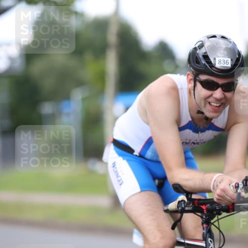 10.08.2025 - GEWOBA Citytriathlon Bremen Yannick Fuchs http://msf.ph/oto/8543367 10.08.2025 12:50:35 Radfahren 553, 584, 626, 735, 770, 824, 836, 859, 867, 914, 1016 meine-sportfotos.de