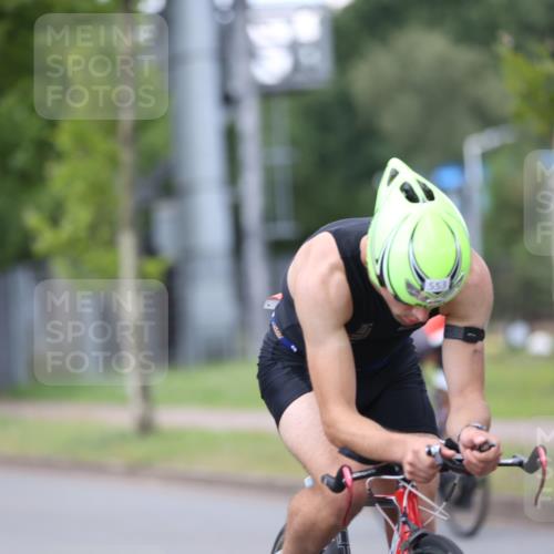 10.08.2025 - GEWOBA Citytriathlon Bremen Yannick Fuchs http://msf.ph/oto/8543370 10.08.2025 12:50:36 Radfahren 553, 584, 626, 735, 770, 824, 836, 859, 867, 914, 1016 meine-sportfotos.de