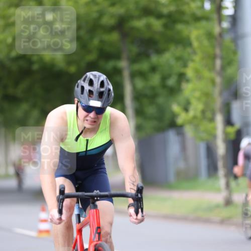 10.08.2025 - GEWOBA Citytriathlon Bremen Yannick Fuchs http://msf.ph/oto/8543373 10.08.2025 12:50:37 Radfahren 553, 584, 626, 735, 770, 824, 836, 859, 867, 914, 1016 meine-sportfotos.de