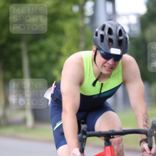 10.08.2025 - GEWOBA Citytriathlon Bremen Yannick Fuchs http://msf.ph/oto/8543379 10.08.2025 12:50:37 Radfahren 553, 584, 626, 735, 770, 824, 836, 859, 867, 914, 1016 meine-sportfotos.de