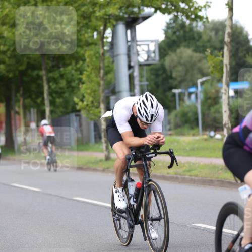 10.08.2025 - GEWOBA Citytriathlon Bremen Yannick Fuchs http://msf.ph/oto/8543391 10.08.2025 12:50:39 Radfahren 553, 584, 626, 735, 770, 824, 836, 859, 867, 914, 937, 1016 meine-sportfotos.de