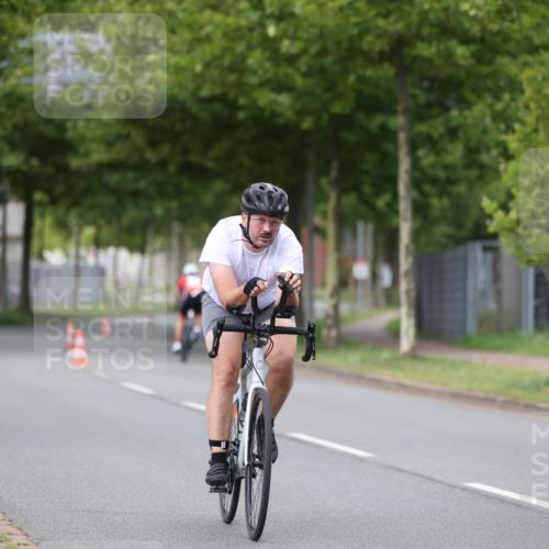 10.08.2025 - GEWOBA Citytriathlon Bremen Yannick Fuchs http://msf.ph/oto/8543404 10.08.2025 12:50:40 Radfahren 553, 584, 626, 735, 770, 824, 836, 859, 867, 914, 937, 1016 meine-sportfotos.de