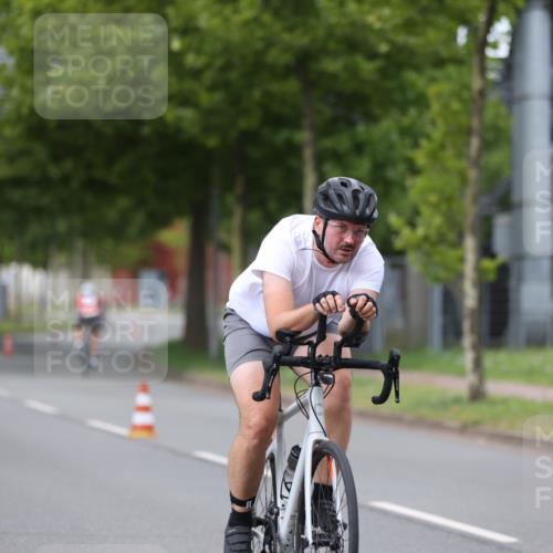 10.08.2025 - GEWOBA Citytriathlon Bremen Yannick Fuchs http://msf.ph/oto/8543409 10.08.2025 12:50:41 Radfahren 553, 584, 626, 735, 770, 824, 836, 859, 914, 937, 1016 meine-sportfotos.de