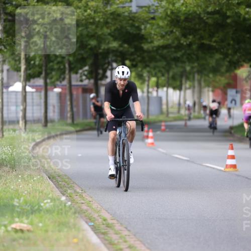 10.08.2025 - GEWOBA Citytriathlon Bremen Yannick Fuchs http://msf.ph/oto/8543698 10.08.2025 12:51:56 Radfahren 604, 664, 680, 973, 977, 1017 meine-sportfotos.de