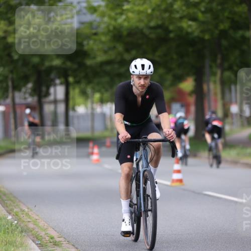 10.08.2025 - GEWOBA Citytriathlon Bremen Yannick Fuchs http://msf.ph/oto/8543708 10.08.2025 12:51:57 Radfahren 604, 664, 680, 738, 973, 977, 1017 meine-sportfotos.de