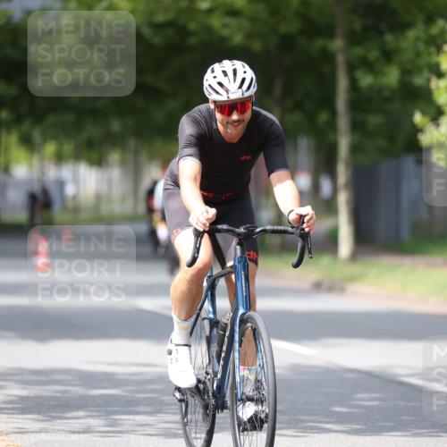 10.08.2025 - GEWOBA Citytriathlon Bremen Yannick Fuchs http://msf.ph/oto/8544125 10.08.2025 12:53:25 Radfahren 570, 631, 734, 759, 872, 902, 933, 966, 1035 meine-sportfotos.de