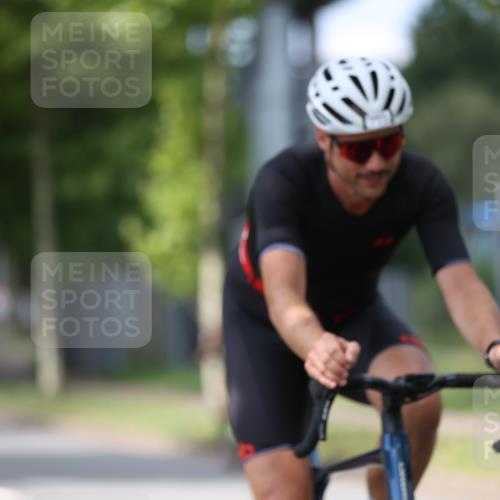 10.08.2025 - GEWOBA Citytriathlon Bremen Yannick Fuchs http://msf.ph/oto/8544134 10.08.2025 12:53:25 Radfahren 570, 631, 734, 759, 872, 902, 933, 966, 1035 meine-sportfotos.de