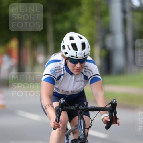 10.08.2025 - GEWOBA Citytriathlon Bremen Yannick Fuchs http://msf.ph/oto/8544213 10.08.2025 12:53:37 Radfahren 631, 739, 759, 902, 933, 966, 1035 meine-sportfotos.de