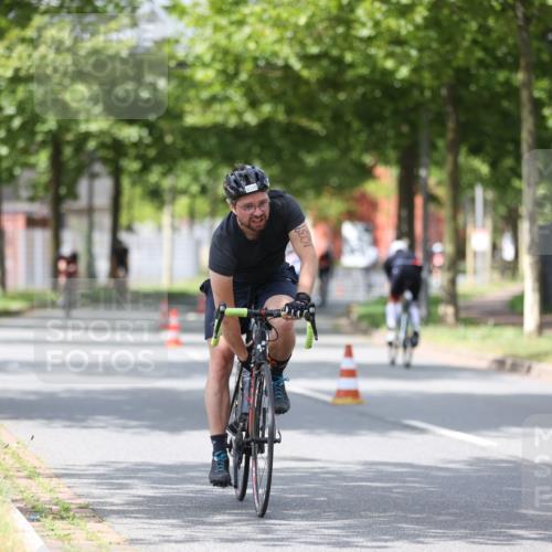 10.08.2025 - GEWOBA Citytriathlon Bremen Yannick Fuchs http://msf.ph/oto/8544287 10.08.2025 12:54:11 Radfahren 618, 707, 740, 742, 750, 797, 1006, 1032, 1039 meine-sportfotos.de