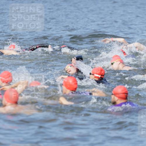 10.08.2025 - GEWOBA Citytriathlon Bremen H.Heesch http://msf.ph/oto/8544616 10.08.2025 10:04:12 Schwimmen  meine-sportfotos.de