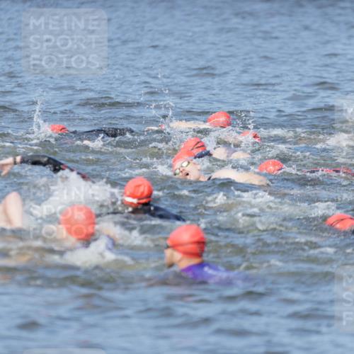 10.08.2025 - GEWOBA Citytriathlon Bremen H.Heesch http://msf.ph/oto/8544622 10.08.2025 10:04:12 Schwimmen  meine-sportfotos.de