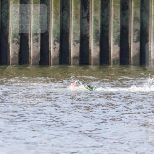 10.08.2025 - GEWOBA Citytriathlon Bremen H.Heesch http://msf.ph/oto/8544641 10.08.2025 10:04:20 Schwimmen  meine-sportfotos.de