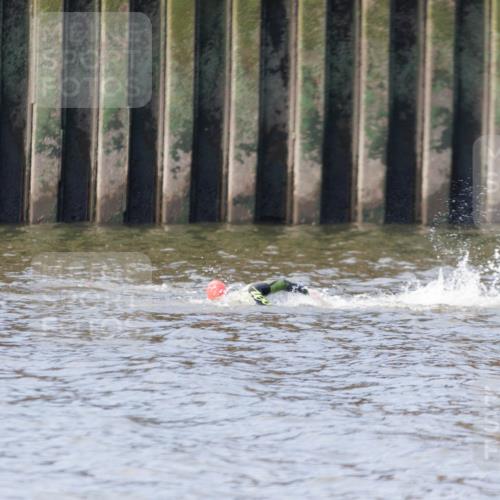 10.08.2025 - GEWOBA Citytriathlon Bremen H.Heesch http://msf.ph/oto/8544643 10.08.2025 10:04:20 Schwimmen  meine-sportfotos.de