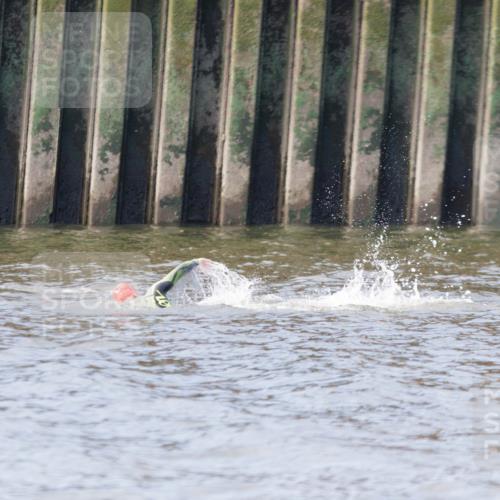 10.08.2025 - GEWOBA Citytriathlon Bremen H.Heesch http://msf.ph/oto/8544647 10.08.2025 10:04:20 Schwimmen  meine-sportfotos.de