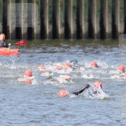 10.08.2025 - GEWOBA Citytriathlon Bremen H.Heesch http://msf.ph/oto/8544675 10.08.2025 10:04:25 Schwimmen  meine-sportfotos.de