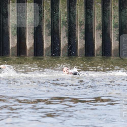 10.08.2025 - GEWOBA Citytriathlon Bremen H.Heesch http://msf.ph/oto/8544699 10.08.2025 10:04:34 Schwimmen  meine-sportfotos.de