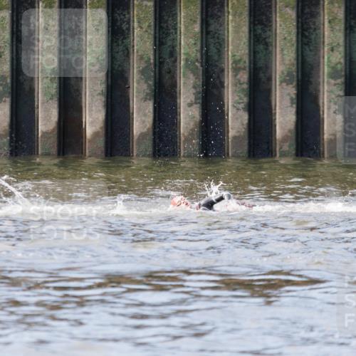 10.08.2025 - GEWOBA Citytriathlon Bremen H.Heesch http://msf.ph/oto/8544701 10.08.2025 10:04:34 Schwimmen  meine-sportfotos.de