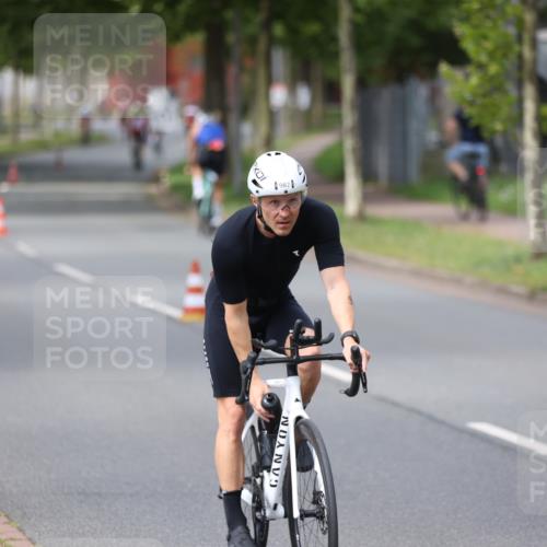 10.08.2025 - GEWOBA Citytriathlon Bremen Yannick Fuchs http://msf.ph/oto/8544739 10.08.2025 12:55:26 Radfahren 696, 804, 843, 877, 982, 1033 meine-sportfotos.de