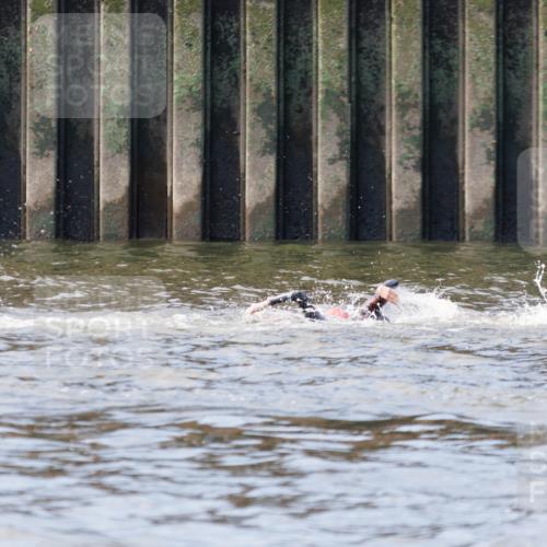 10.08.2025 - GEWOBA Citytriathlon Bremen H.Heesch http://msf.ph/oto/8544832 10.08.2025 10:04:35 Schwimmen  meine-sportfotos.de