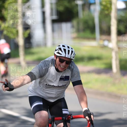 10.08.2025 - GEWOBA Citytriathlon Bremen Yannick Fuchs http://msf.ph/oto/8544884 10.08.2025 11:01:28 Radfahren 37, 87, 410, 440 meine-sportfotos.de