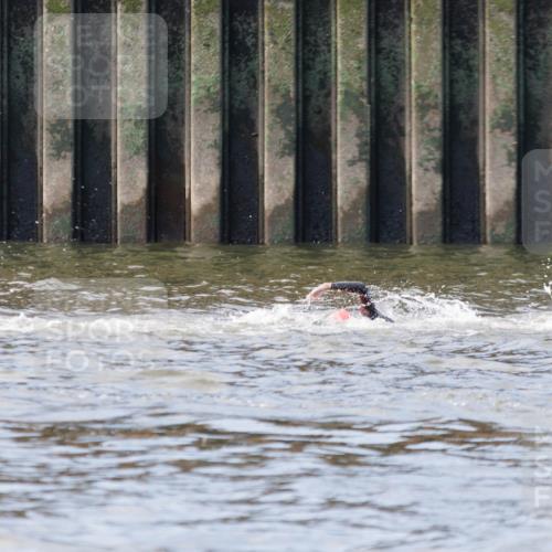 10.08.2025 - GEWOBA Citytriathlon Bremen H.Heesch http://msf.ph/oto/8544886 10.08.2025 10:04:35 Schwimmen  meine-sportfotos.de