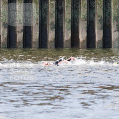 10.08.2025 - GEWOBA Citytriathlon Bremen H.Heesch http://msf.ph/oto/8545226 10.08.2025 10:04:36 Schwimmen  meine-sportfotos.de