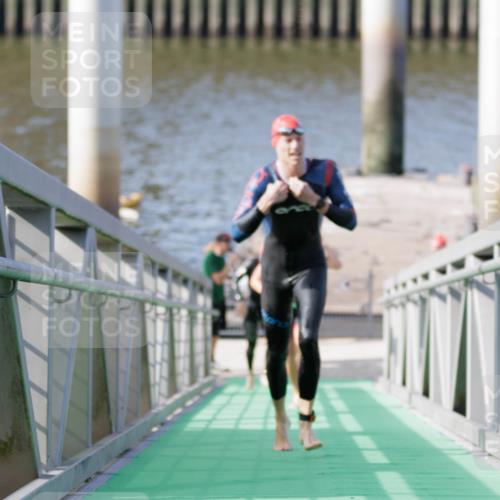 10.08.2025 - GEWOBA Citytriathlon Bremen H.Heesch http://msf.ph/oto/8545350 10.08.2025 10:14:37 Schwimmen 391, 438 meine-sportfotos.de