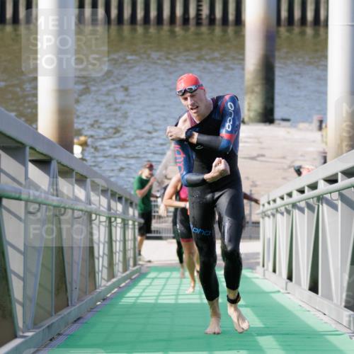 10.08.2025 - GEWOBA Citytriathlon Bremen H.Heesch http://msf.ph/oto/8545357 10.08.2025 10:14:38 Schwimmen 374, 391, 438 meine-sportfotos.de