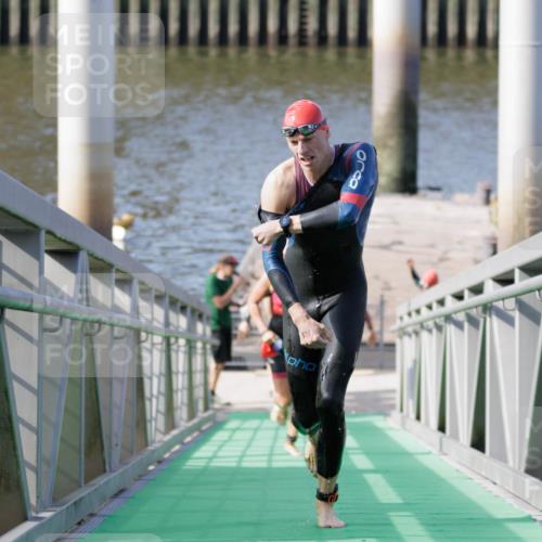 10.08.2025 - GEWOBA Citytriathlon Bremen H.Heesch http://msf.ph/oto/8545365 10.08.2025 10:14:38 Schwimmen 374, 391, 438 meine-sportfotos.de