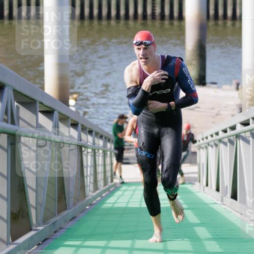 10.08.2025 - GEWOBA Citytriathlon Bremen H.Heesch http://msf.ph/oto/8545367 10.08.2025 10:14:38 Schwimmen 374, 391, 438 meine-sportfotos.de