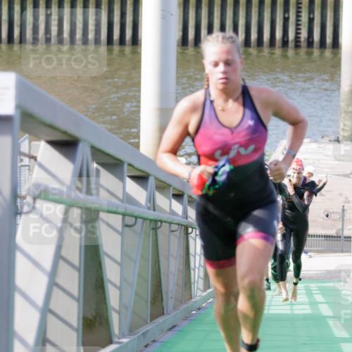 10.08.2025 - GEWOBA Citytriathlon Bremen H.Heesch http://msf.ph/oto/8545387 10.08.2025 10:14:42 Schwimmen 374, 375, 391, 398, 438 meine-sportfotos.de