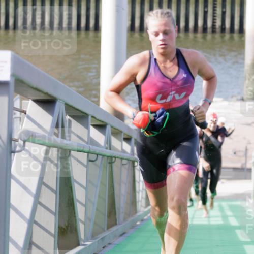 10.08.2025 - GEWOBA Citytriathlon Bremen H.Heesch http://msf.ph/oto/8545391 10.08.2025 10:14:42 Schwimmen 374, 375, 391, 398, 438 meine-sportfotos.de