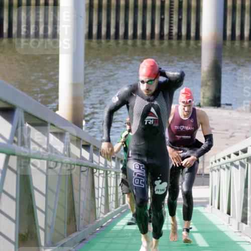 10.08.2025 - GEWOBA Citytriathlon Bremen H.Heesch http://msf.ph/oto/8545396 10.08.2025 10:14:44 Schwimmen 374, 375, 391, 398, 438 meine-sportfotos.de