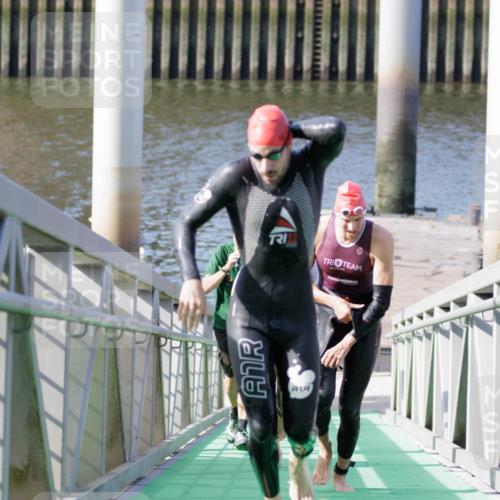 10.08.2025 - GEWOBA Citytriathlon Bremen H.Heesch http://msf.ph/oto/8545402 10.08.2025 10:14:44 Schwimmen 374, 375, 391, 398, 438 meine-sportfotos.de